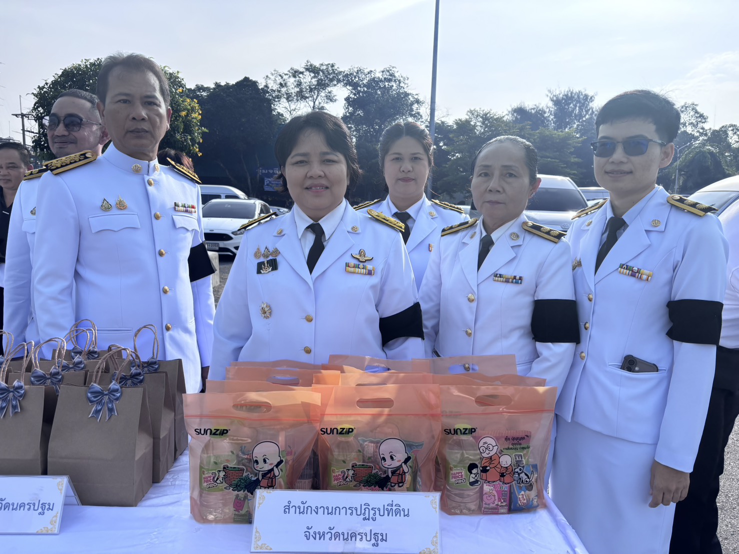 title - พิธีสวดพระพุทธมนต์ พิธีทำบุญตักบาตร และพิธีวางพวงมาลา เนื่องในวันนวมินทรมหาราช ประจำปี 2569